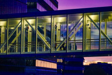 Stockholm, İsveç Geceleri Karolinska Hastanesi 'nin bahçesinde yükseltilmiş bir geçit.