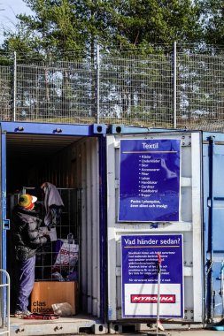 Stockholm, İsveç 'te bir kadın Solberga' daki belediye çöplüğüne kıyafet bağışlıyor ve İsveççe tekstil tipleri kabul ediliyor..