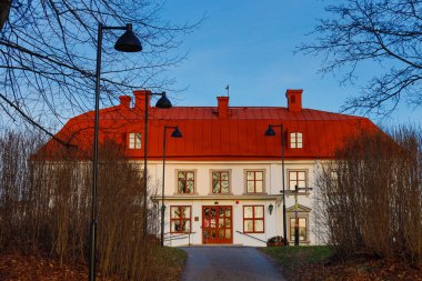 Stockholm, İsveç Jakobsberg Folkhogskola ya da Jakobsberg Lisesi 'nin yolu ve ana binası..