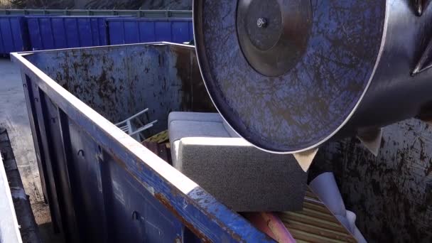 Stockholm Schweden Ein Industriekompakter Zerkleinert Möbel Einem Container Auf Einer — Stockvideo
