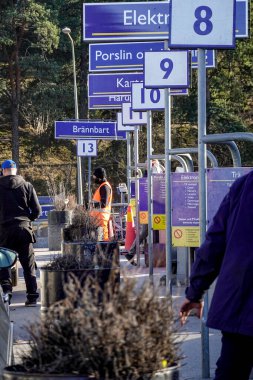 Stockholm, İsveç İşaretleri, Solberga 'daki belediye çöplüğünde atıkların geri dönüşümü için kullanılan imzalar. Tip, ahşap, elektronik, porselen, yakılabilir ve insanlar....