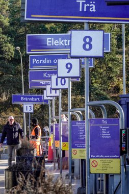Stockholm, İsveç İşaretleri, Solberga 'daki belediye çöplüğünde atıkların geri dönüşümü için kullanılan imzalar. Tip, ahşap, elektronik, porselen, yakılabilir ve insanlar....