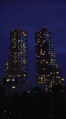 Stockholm, İsveç Geceleri Vasastan 'daki Norra Tornen binaları. 