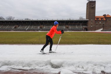 Stockholm, İsveç kros kayakçıları eski Stadion Olimpiyat Stadyumu 'ndaki sanatsal bir kar pistinde kayak yaparak kışın son günlerinden yararlanıyorlar..