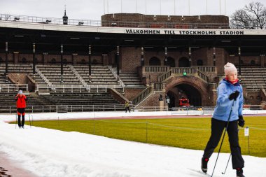 Stockholm, İsveç kros kayakçıları eski Stadion Olimpiyat Stadyumu 'ndaki sanatsal bir kar pistinde kayak yaparak kışın son günlerinden yararlanıyorlar..