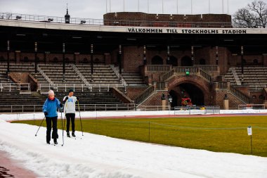 Stockholm, İsveç kros kayakçıları eski Stadion Olimpiyat Stadyumu 'ndaki sanatsal bir kar pistinde kayak yaparak kışın son günlerinden yararlanıyorlar..