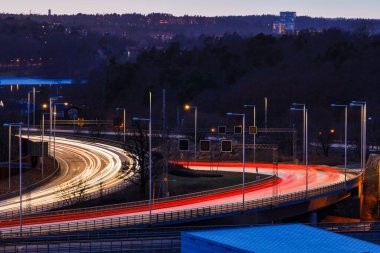 Stockholm, İsveç E4 otoyolunda virajda trafik çizgileri.
