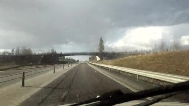 Trollhattan Schweden Schnee Und Sonnenschein Gleichzeitig Auf Der Autobahn — Stockvideo