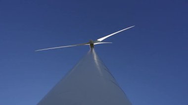 Lidkoping, İsveç Rüzgarı açık alanda ve mavi gökyüzünde türbinler. 