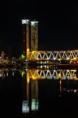 Trollhattan, İsveç Şehir merkezindeki Gota Kanalı 'nda bir tren köprüsü.