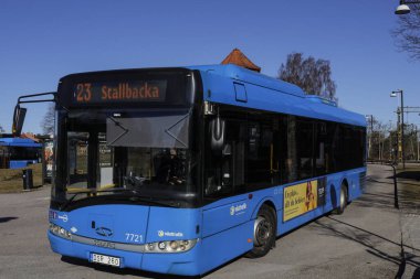 Trollhattan, İsveç Tren istasyonunda bir halk otobüsü.