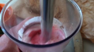 Bir smoothie bir el karıştırıcısı tarafından karıştırılır.. 