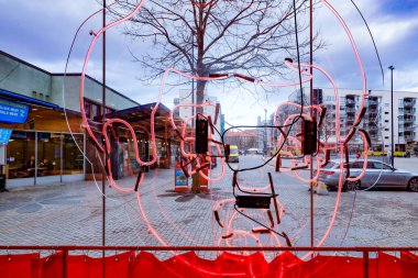 Stockholm, İsveç. Liljeholmen meydanına bakan bir pizza restoranının içi ve penceresi..