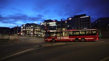 Stockholm, İsveç Sabahın erken saatlerinde Liljeholmen 'de bir halk otobüsü. 