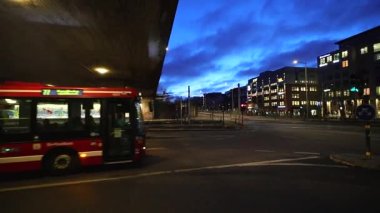 Stockholm, İsveç Sabahın erken saatlerinde Liljeholmen 'de bir halk otobüsü. 