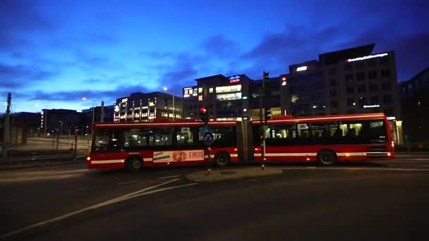 Sztokholm Szwecja Publiczny Autobus Jadący Liljeholmen Wczesnym Rankiem — Wideo stockowe