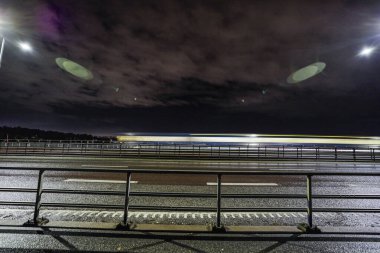 Stockholm, İsveç Demiryolları ve araba trafiği Tranebergsbron ya da Traneberg Köprüsü 'ndeki gece şeritleri.