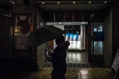 Stockholm, İsveçli yayalar Ostermalmstorg 'da yağmurda