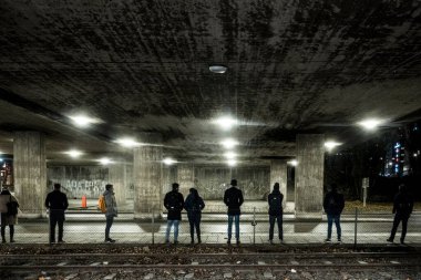 Stockholm, İsveç halkı sabah Liljeholmen 'de bir banliyö otobüsü bekliyor..