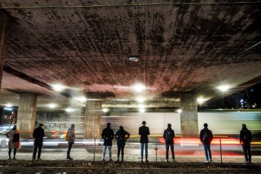 Stockholm, İsveç halkı sabah Liljeholmen 'de bir banliyö otobüsü bekliyor..
