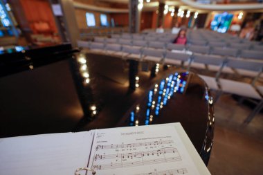 Stockholm, İsveç Bir kilise müzikali için okul grubu provası çevrimiçi izlemek için videoya alındı ve filme alındı.