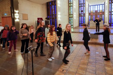 Stockholm, İsveç Bir kilise müzikali için okul grubu provası çevrimiçi izlemek için videoya alındı ve filme alındı.