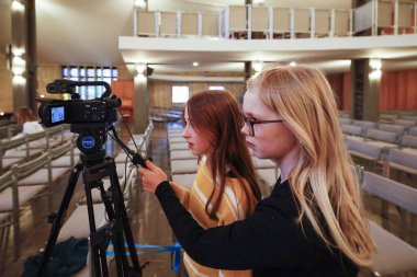 Stockholm, İsveç. Bir kilise müzikali için okul grubu provası. Öğrencilerin kendileri tarafından çevrimiçi izlenmek üzere videoya alındı..