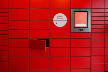 Stockholm, İsveç self servis paket teslimat dolapları bir süpermarkette. İsveççe 