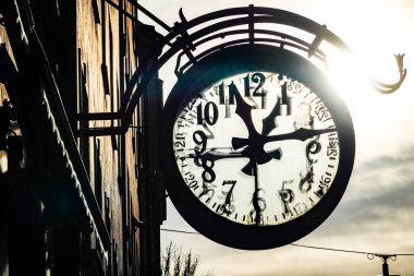 Stockholm, İsveç Skanegatan 'daki bir evin ön cephesinde klasik bir tarihi saat..