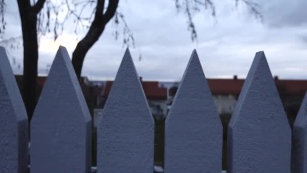 スウェーデンのグラナ雨の中の日没時の白い柵 — ストック動画