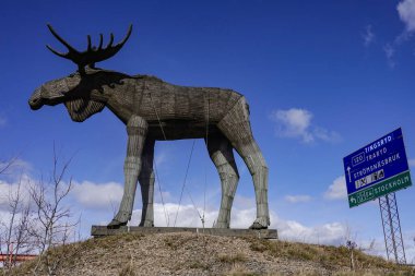 İsveç 'in merkezinde, E4 karayolu boyunca yol kenarında duran dev bir geyik heykeli..