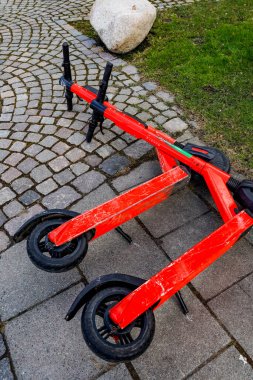 Lund, İsveç E-scooterları kaldırıma bırakıldı..