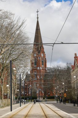 Lund, İsveç Sankt Laurentiigatan ve Allhelgonakyrka 'da elektrikli tramvay..