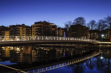Halmstad, İsveç, Nissan Nehri üzerindeki yaya köprüsü..