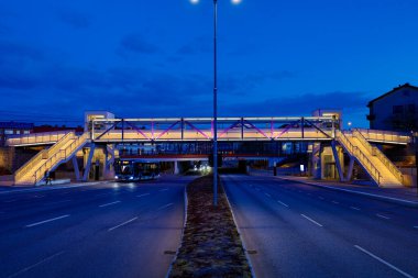 Halmstad, İsveç şehir merkezindeki işlek bir caddenin üzerindeki yaya köprüsü..