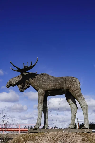 Una Escultura Gigante Alces Encuentra Lado Carretera Centro Suecia Largo — Foto de Stock