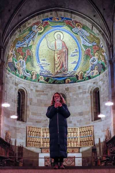 Lund Schweden Eine Frau Steht Mit Einem Handy Altar Der — Stockfoto