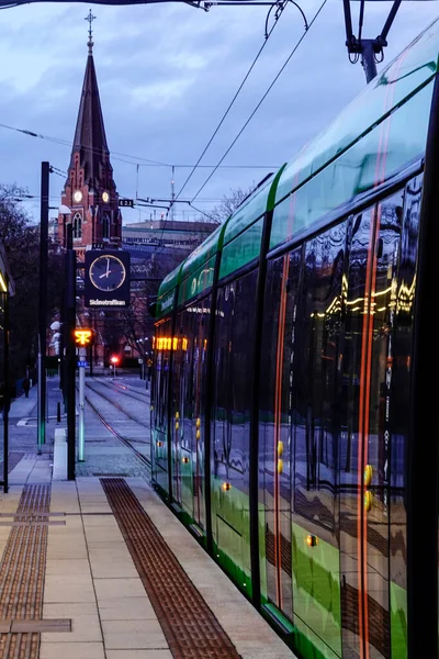 Лунд Швеция Электрический Трамвай Санта Лаурентийгатан Алхельгонакырка — стоковое фото