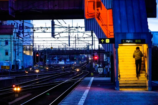 Lund Svezia Una Persona Che Cammina Cavalcavia Colorato Alla Stazione — Foto Stock