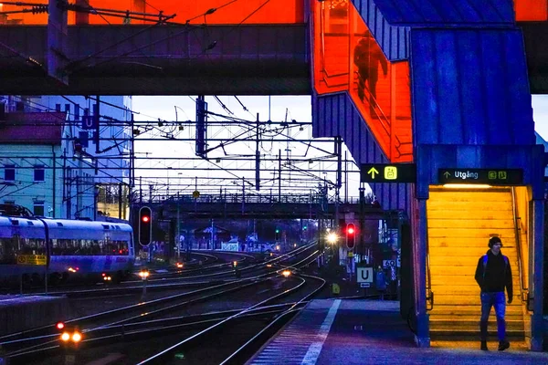 Лунд Швеція Людина Яка Ходить Барвистому Перевалі Центральному Вокзалі Лунда — стокове фото