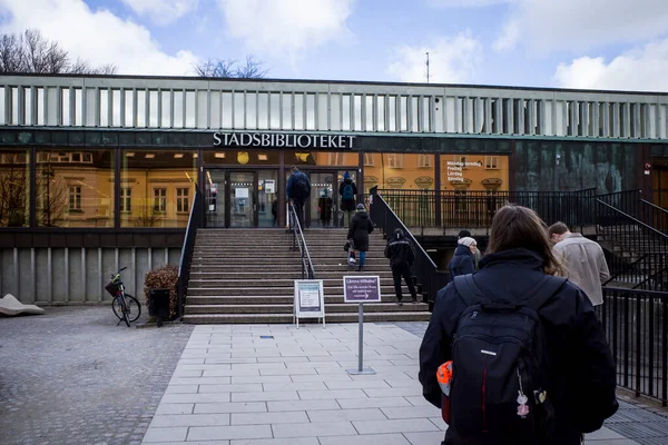 Lund Suécia Pessoas Esperando Fila Biblioteca Pública Assinando Sueco Dizendo — Fotografia de Stock