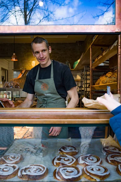 Lund Szwecja Piekarz Sprzedaje Świeży Chleb Okna Serwisowego — Zdjęcie stockowe