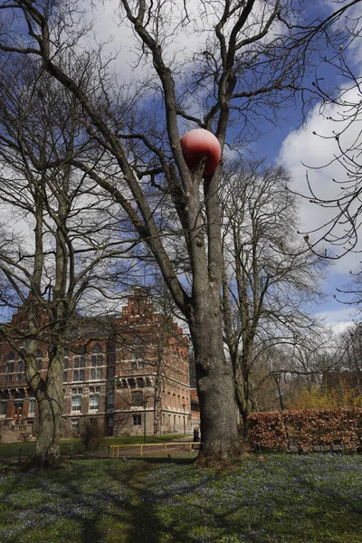 Lund Suécia Uma Grande Bola Vermelha Parque Fora Museu Skissarna — Fotografia de Stock