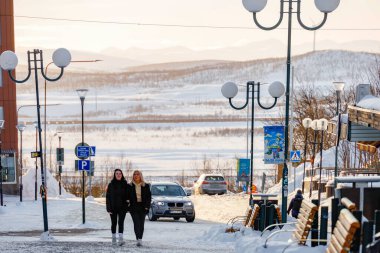 Kiruna, İsveç Şehir merkezinde Lars Janssonsgatan 'da yürüyen insanlar