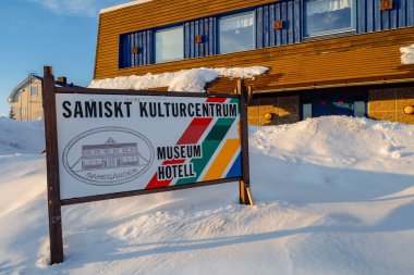 Kiruna, İsveç Bir yerleşim yerindeki Sami Kültür Merkezi için bir işaret.