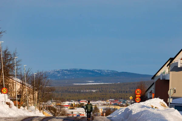 Kiruna Suécia Homem Caminha Estrada Cidade Pôr Sol — Fotografia de Stock