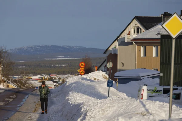 Kiruna Suecia Hombre Camina Por Una Carretera Ciudad Atardecer — Foto de Stock
