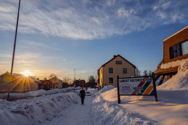 Kiruna Sverige Skylt Mot Samiska Kulturcentret Ett Bostadsområde Och Person — Stockfoto