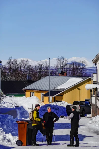 Kiruna Suécia Locais Falando Uma Rua Nevada Bairro Residencial — Fotografia de Stock