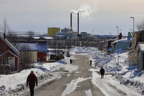 Kiruna Suécia Pessoas Andando Uma Rua Nevada Uma Seção Industrial — Fotografia de Stock